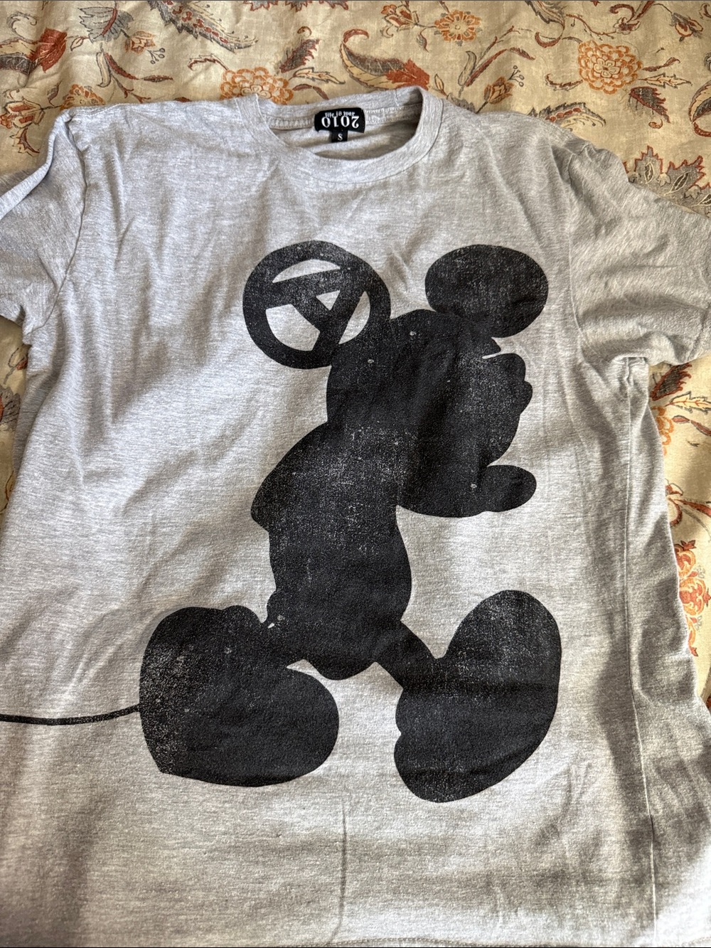 Gray Short Sleeve Graphic Tee with Black Silhouette